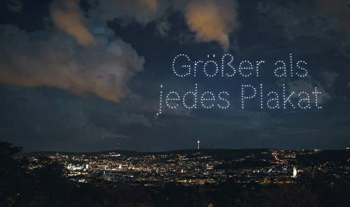 Drohnenshow über der Stadt Stuttgart zeigt: "Größer als jedes Plakat"