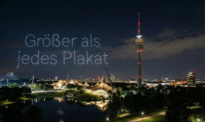 Drohnenshow-Schriftzug am Olympiapark: "Größer als jedes Plakat"