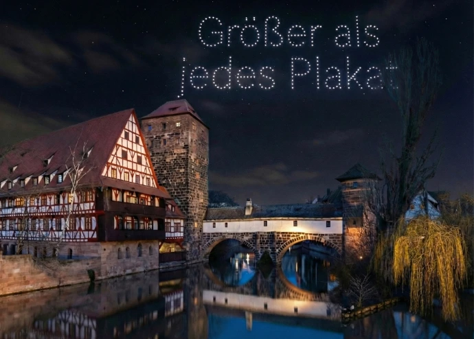 in Nürnberger Altstadt fliegen Drohnen und formen "Größer als jedes Plakat" am Himmel